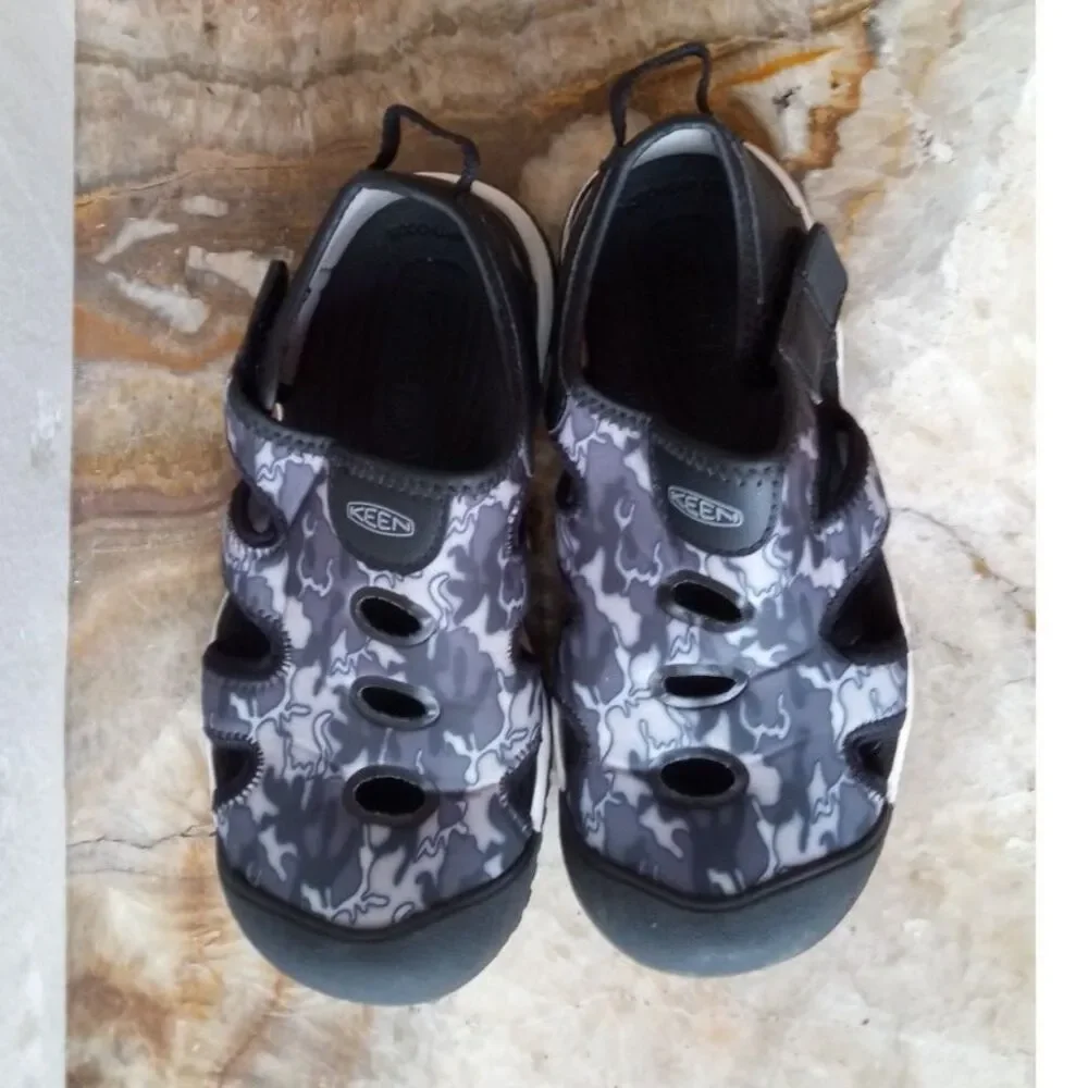 Keen Stingray Sandals Boys sz. 3, Camo Water Shoes with Velcro Strap